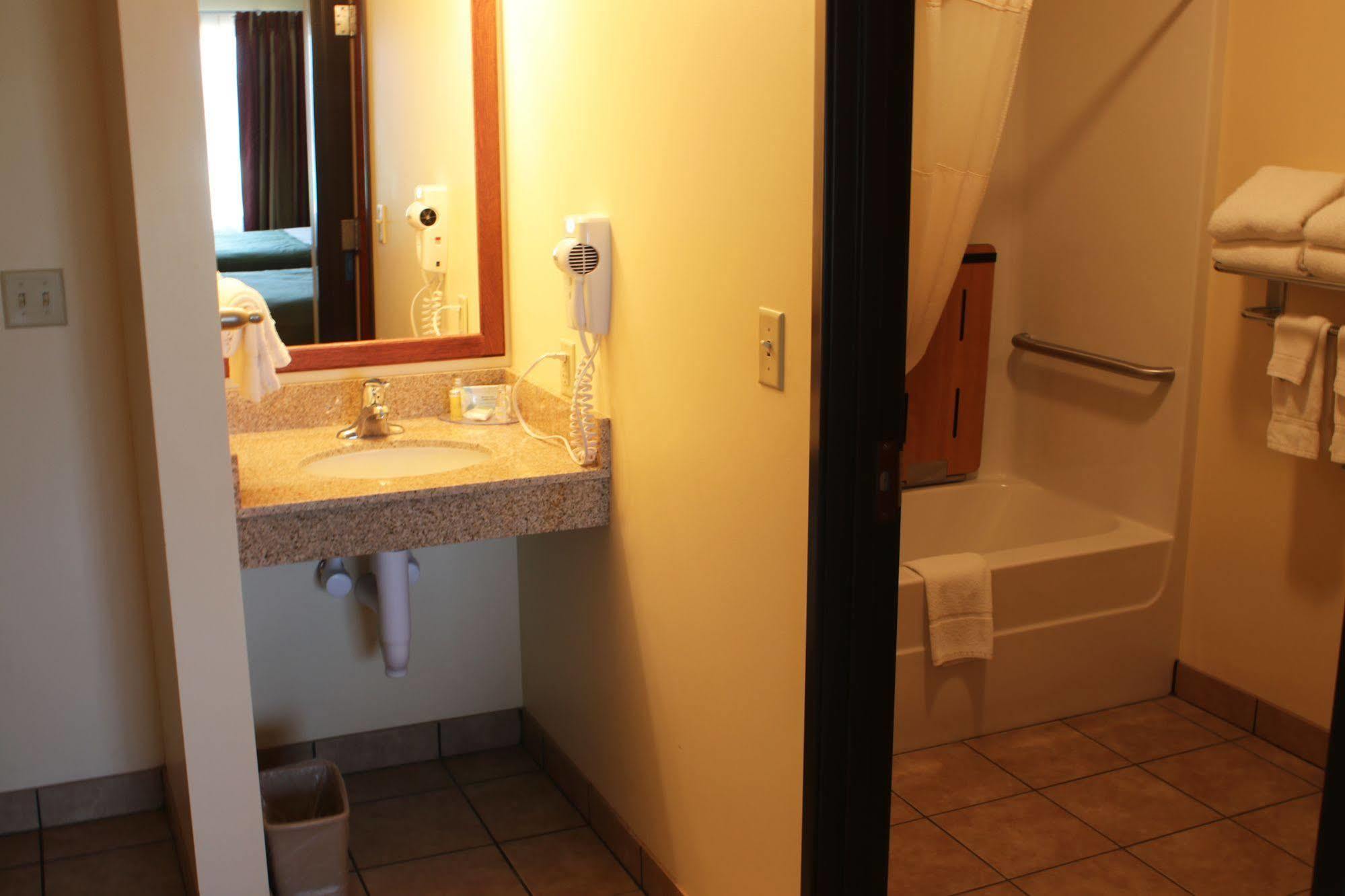 The Edgewood Hotel And Suites Fairbury Luaran gambar