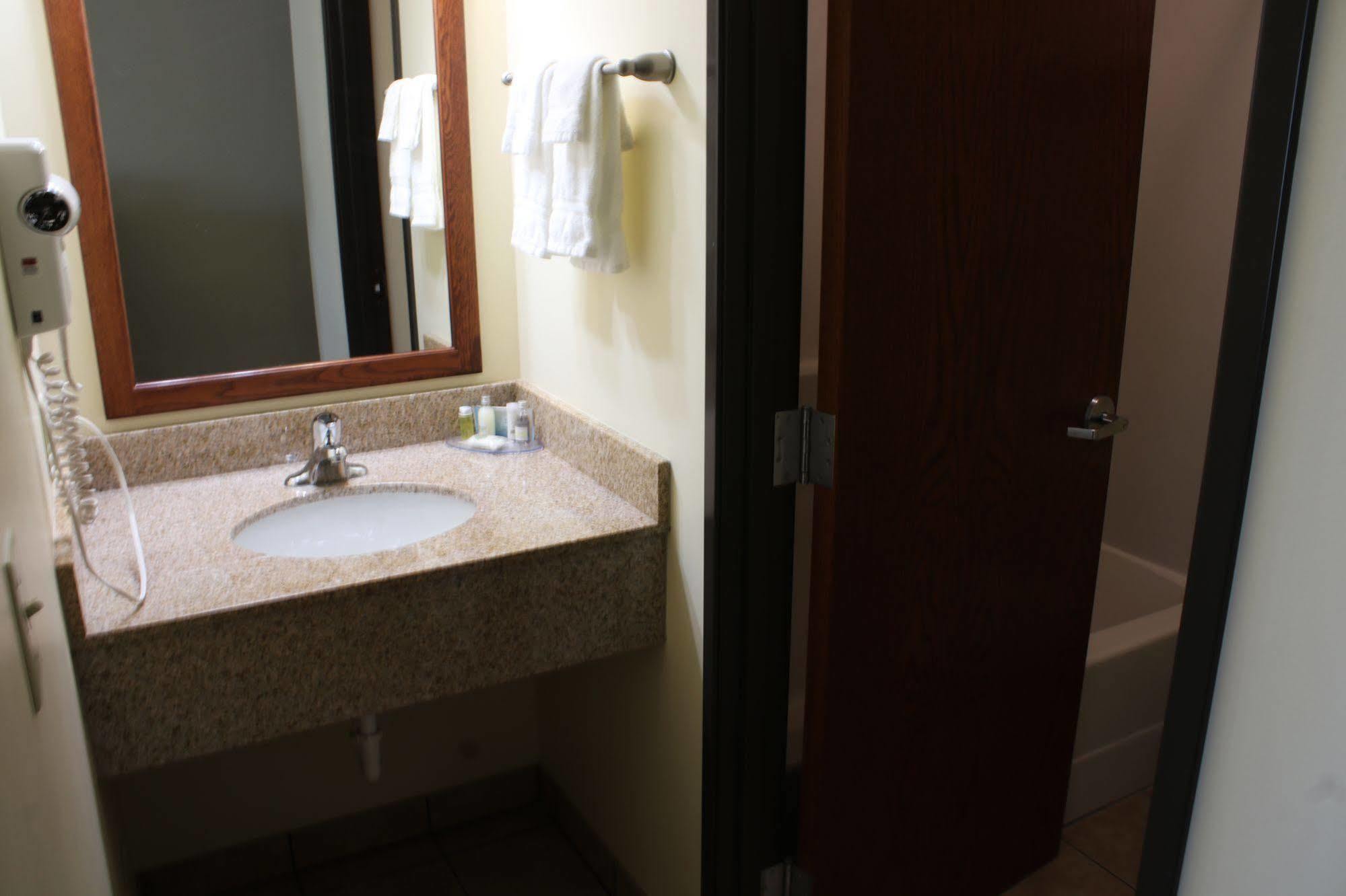 The Edgewood Hotel And Suites Fairbury Luaran gambar