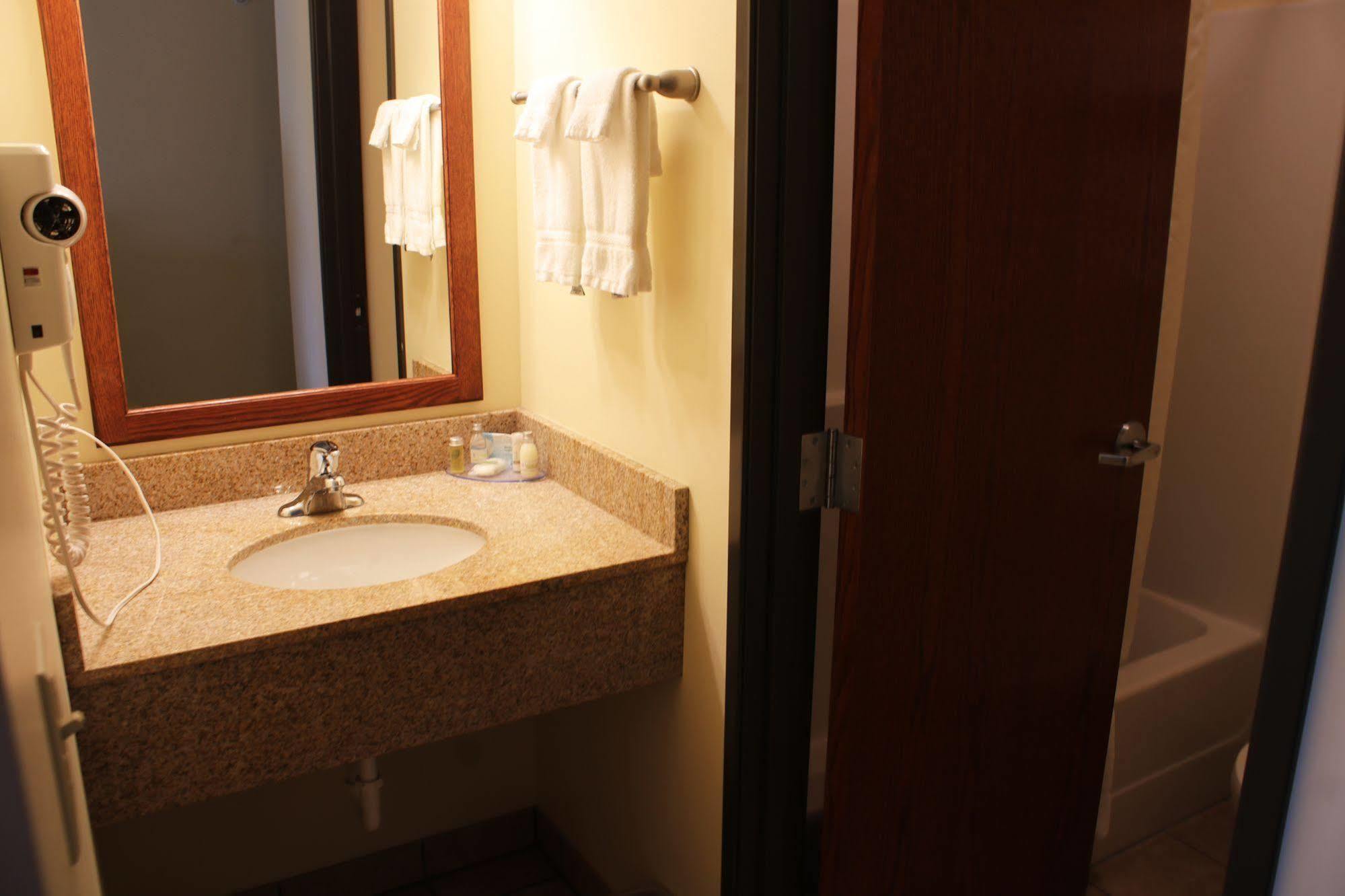 The Edgewood Hotel And Suites Fairbury Luaran gambar